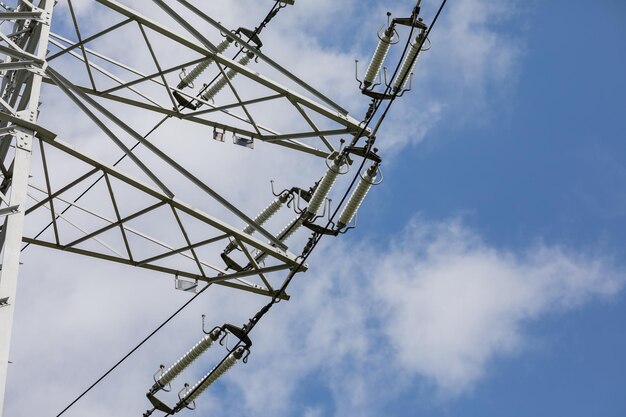 Foto línea de energía de alta tensión con aproximación a aislantes eléctricos