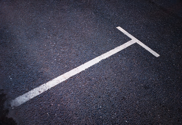 Línea de estacionamiento diagonal sobre fondo de asfalto de la ciudad