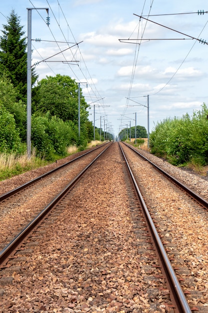 Línea de ferrocarril en el campo francés