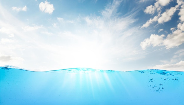 Línea de flotación con mar bajo el agua y cielo azul soleado