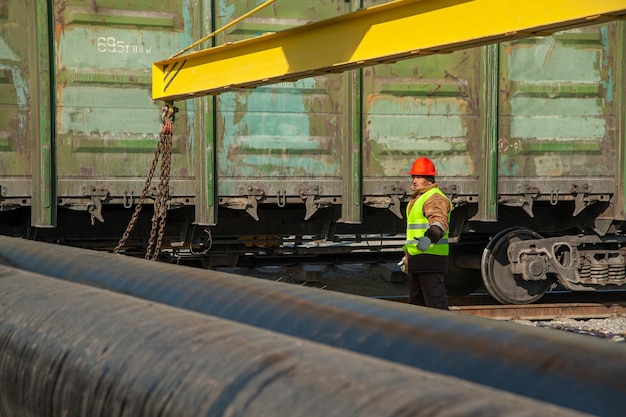 Una línea de grandes tuberías de streel de yacimientos petrolíferos en el área de construcción industrial