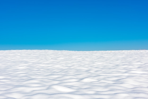 Foto línea de horizonte sobre campo nevado