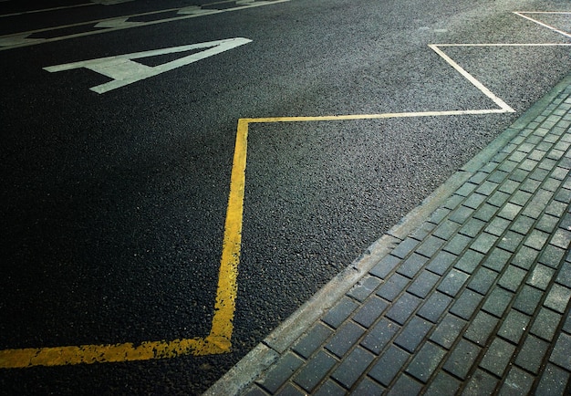 Línea de marcado de carreteras en zigzag sobre fondo de transporte por carretera vacío