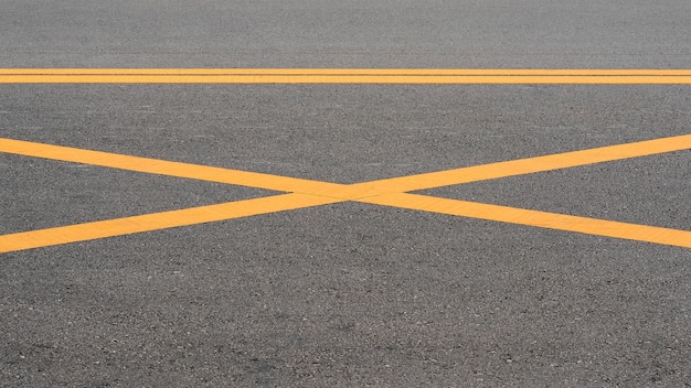 Foto línea pintada amarilla abstracta en la carretera de asfalto - fondo