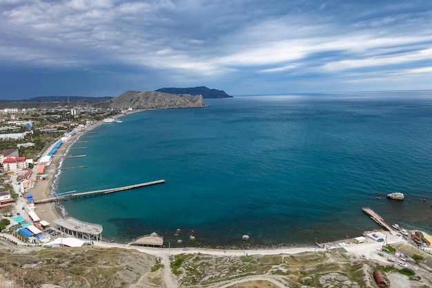Una línea de playas en la ciudad de Sudak Vista desde la fortaleza genovesa en la bahía de Sudak
