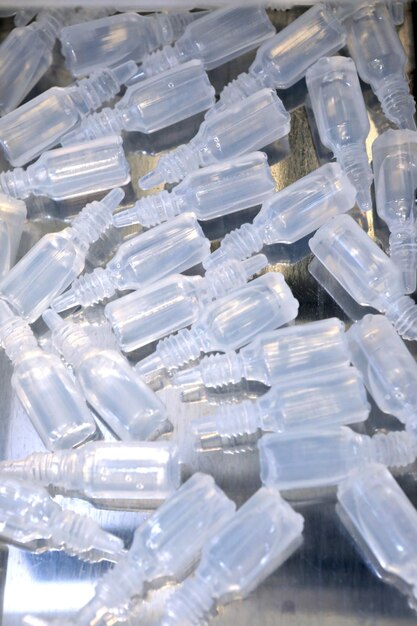 La línea de producción de Bottle Pak Producción de gotas nasales Medio estéril Una línea de botellas
