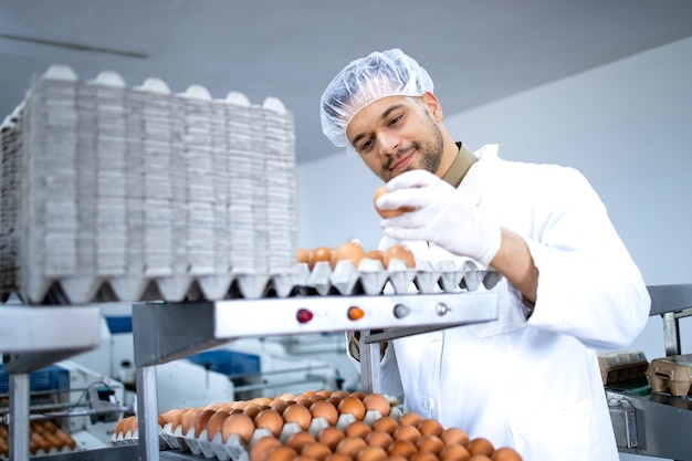 Línea de producción de huevos y control de calidad de trabajador de fábrica