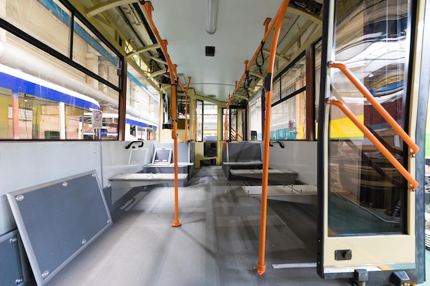 Foto línea de producción de trolebuses, autobús automático moderno, vehículo de fabricación, salón de automóviles