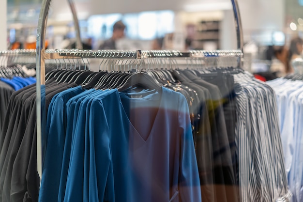 Línea de ropa en la tienda de gafas en la tienda por departamentos de compras