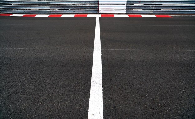 Foto línea de salida y meta en carreras de automóviles asfalto gran premio pista y barandilla o barandilla