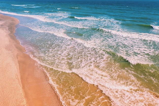 Línea de surf en una playa de arena Vista aérea