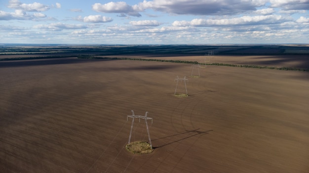 Línea de transmisión de electricidad de alto voltaje en un campo agrícola
