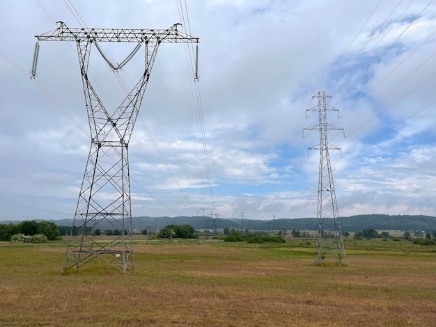 Línea de transmisión de energía Fondo industrial Torres de energía de una línea aérea