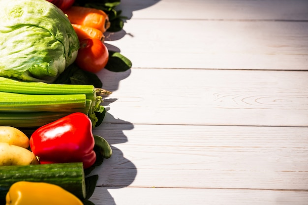 Línea de verduras en la mesa