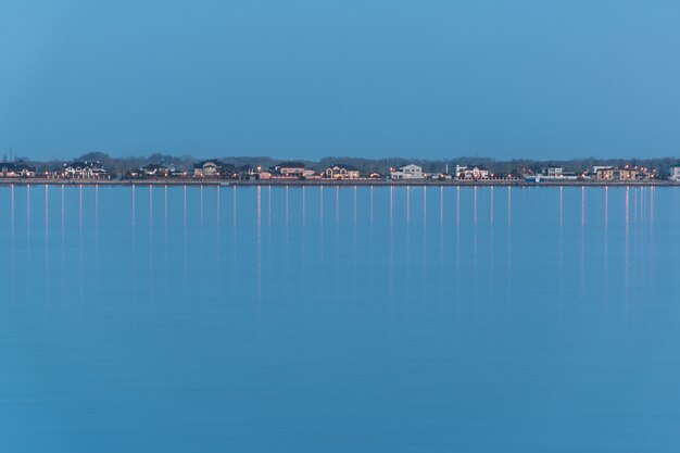 Línea de viviendas en el horizonte del muelle del río