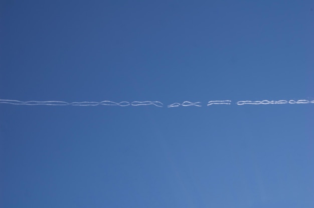 Foto líneas abstractas en el cielo azul de algunos aviones