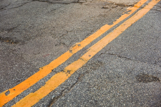 Las líneas amarillas en las calles simbolizan la precaución de separación del tráfico y las zonas de prohibición de estacionamiento que mejoran la carretera.