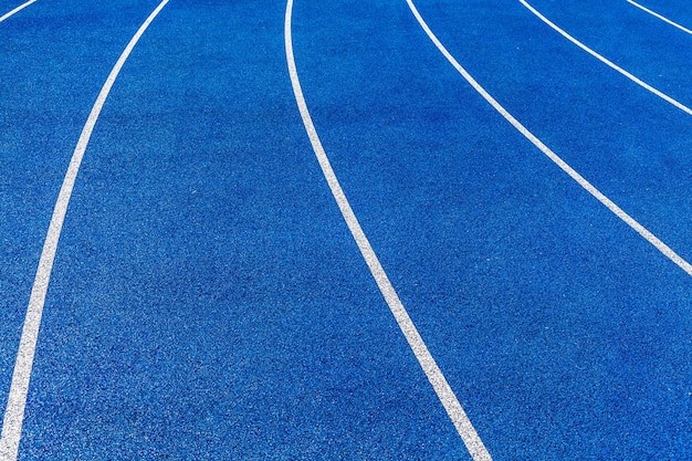 Foto líneas azules en un estadio de campo traviesa