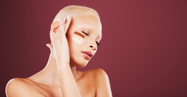 Líneas de base de maquillaje y rostro de mujer con productos de belleza cosméticos y contorno en el fondo del estudio de maqueta Salón de cosmetología y modelo de niña para prueba de sombra de tóner de piel y tratamiento facial