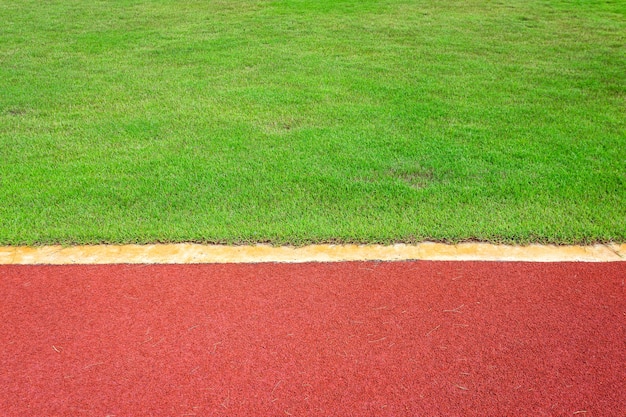 Líneas blancas del estadio y la textura del hipódromo corriendo hipódromos de caucho rojo en el exterior