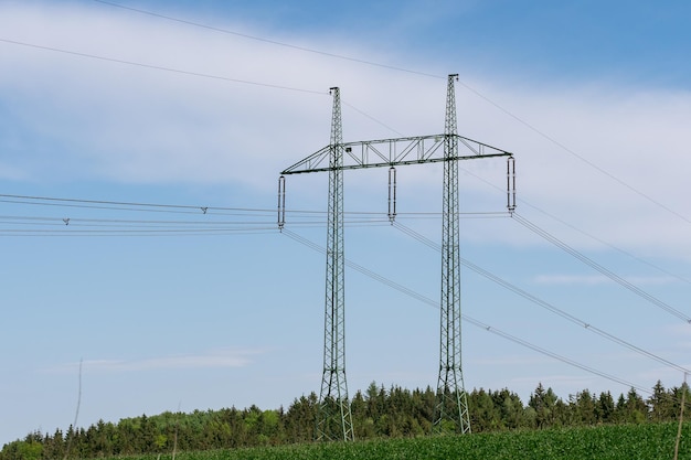 Líneas eléctricas de alta tensión con cielo azul