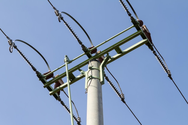 Líneas eléctricas contra un fondo de cielo