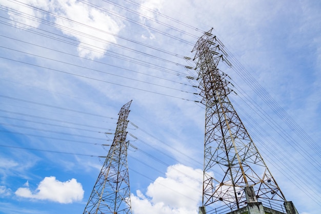 Líneas eléctricas y pilares contra el cielo azul