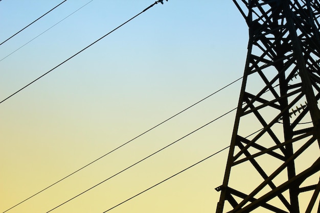 Foto líneas eléctricas sombreadas con colores.