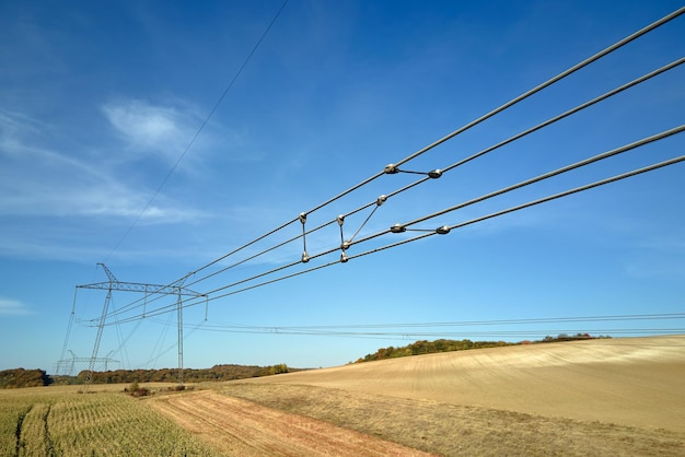 Líneas de energía eléctrica divididas por un marco aislante de protección segura que transfiere energía eléctrica de alto voltaje de manera segura a través de cables Transmisión de electricidad en concepto de larga distancia