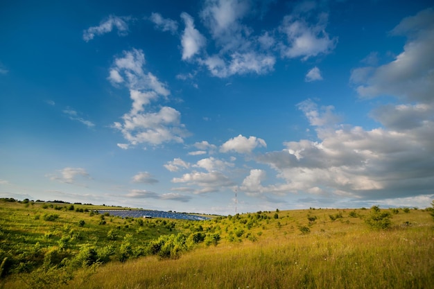 Líneas de estaciones de paneles solares de paisajes cielo azul en el paisaje de verano