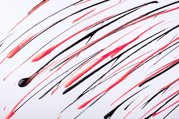 Líneas finas rojas y negras y salpicaduras dibujadas sobre fondo blanco Fondo de arte abstracto con trazo decorativo de pincel rosa Pintura acrílica con franja gráfica