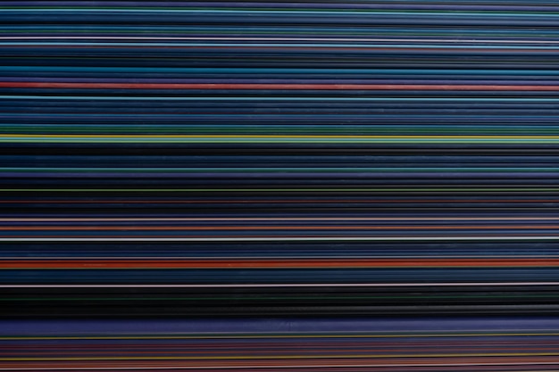 Líneas en el fondo con diferentes colores luces líneas establecidas en diferentes colores del arco iris brillantes