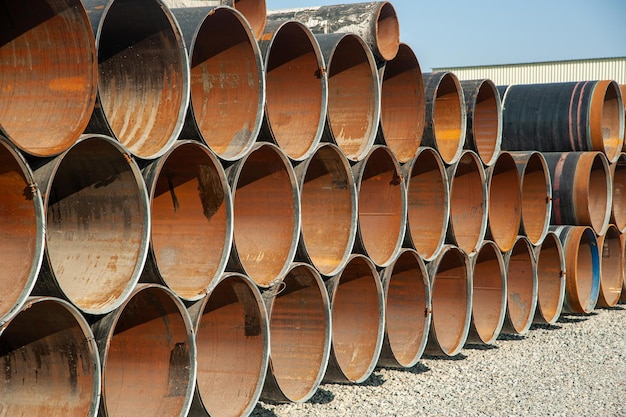 Líneas de grandes tuberías de streel de yacimientos petrolíferos en un área de construcción industrial