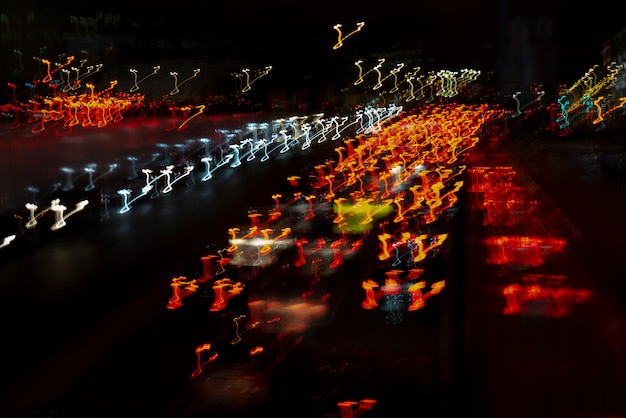 Foto lineas luminosas de faros de coche.