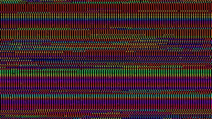 Foto líneas multicolores en estructura vertical de banner de fondo oscuro