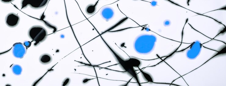Foto líneas negras y azules y salpicaduras dibujadas sobre fondo blanco fondo manchado de arte abstracto