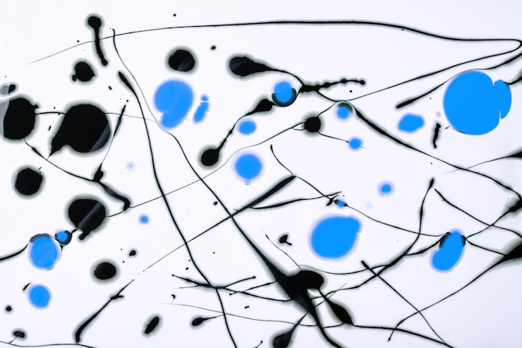 Foto líneas negras y azules y salpicaduras dibujadas sobre fondo blanco. telón de fondo manchado de arte abstracto con trazo de pincel turquesa. cuadro acrílico con estampado de rayas y manchas gráficas.