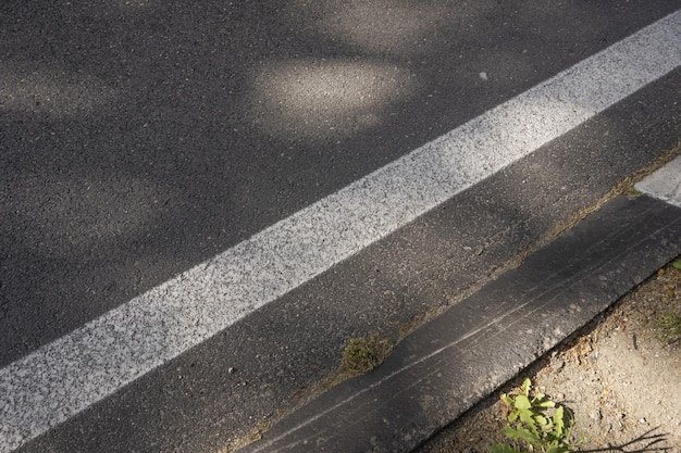 Líneas de pintura en el asfalto