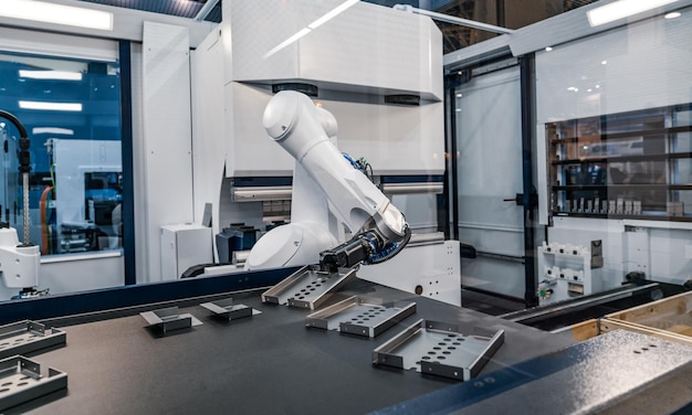 Líneas de producción de brazos robóticos tecnología industrial moderna. Célula de producción automatizada.