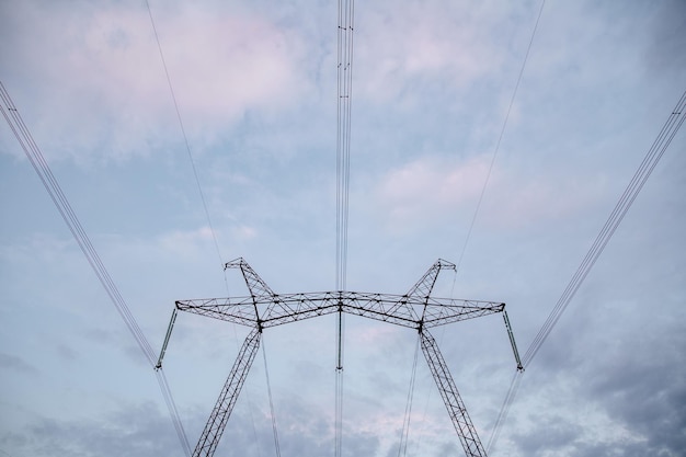 Líneas de transmisión de energía contra un cielo azul