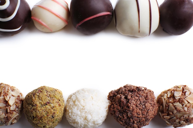 Líneas de trufas de chocolate aisladas sobre fondo blanco