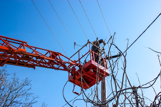 Lineman duty working fix power line em cabo elétrico com plataformas de trabalho aéreo