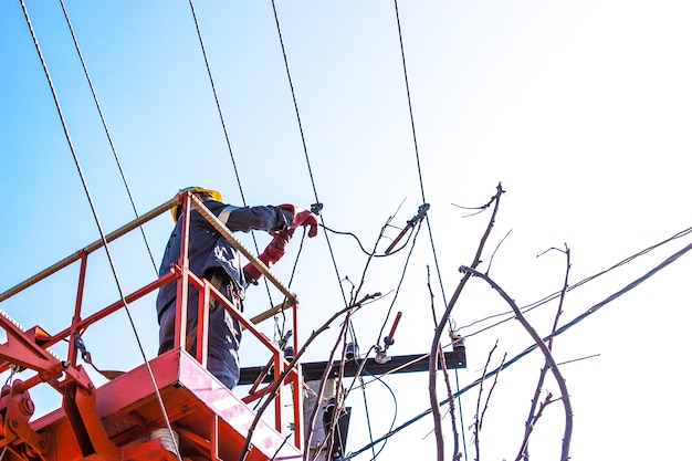 Lineman Pflicht arbeiten verlegen Stromleitung auf Stromkabel mit Hubarbeitsbühnen