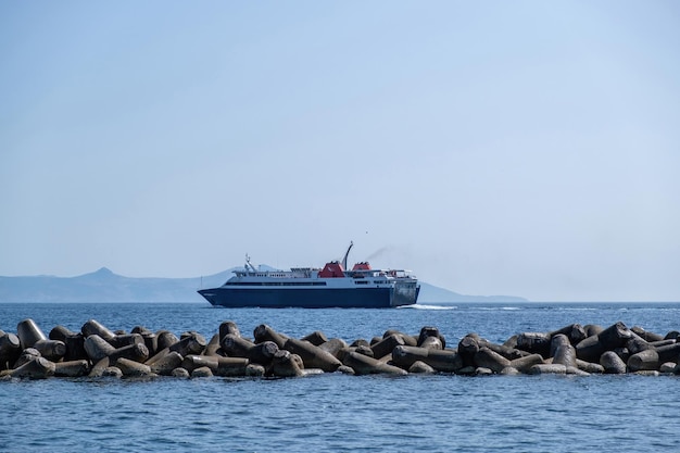 Linerfähre fährt vom Hafen von Ermoupolis aus Syros Insel Zykladen Griechenland Wellenbrecher