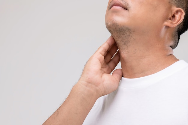 Linfoma en concepto de hombres: Retrato de hombre asiático está tocando su cuello en la posición de los ganglios linfáticos.