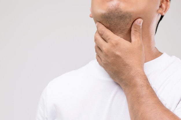 Linfoma en concepto de hombres: Retrato de hombre asiático está tocando su cuello en la posición de los ganglios linfáticos.