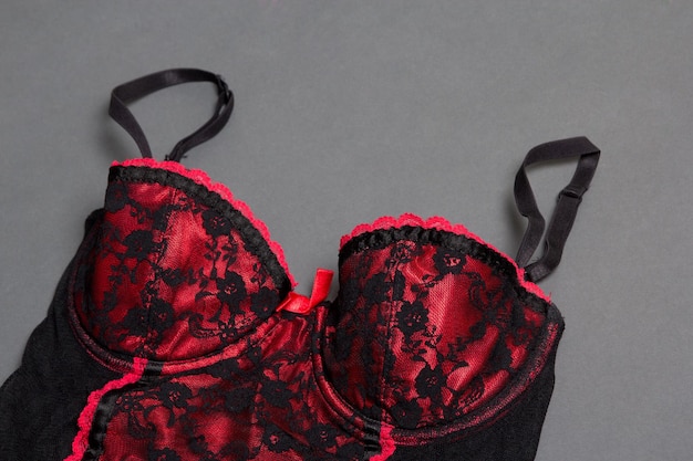 Lingerie feminina sexy vermelha em fundo cinza