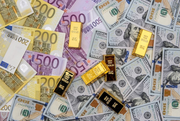 Lingote de ouro em dólares americanos e notas de euro