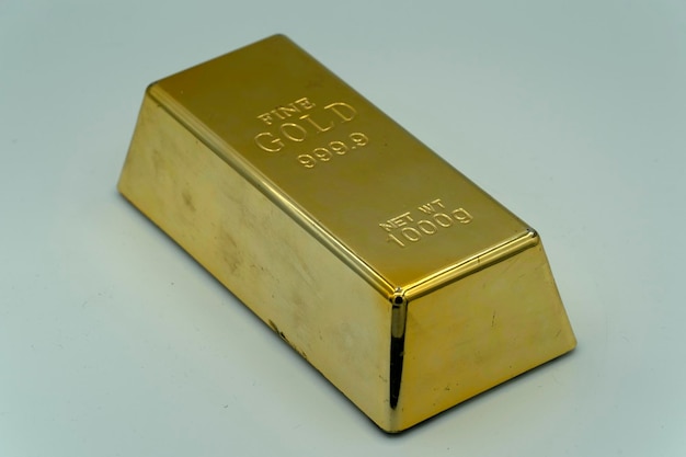 Lingote de oro aislado