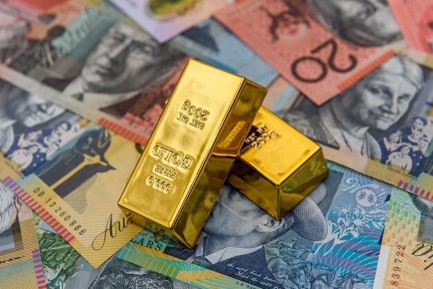 Lingotes de oro en billetes de dólar australiano cerrar